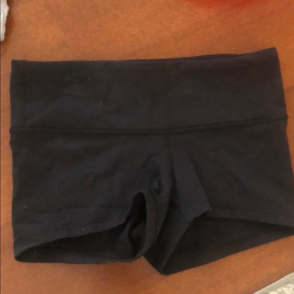 Lululemon shorts. Worn once for photo shoot - Picture 2 of 2